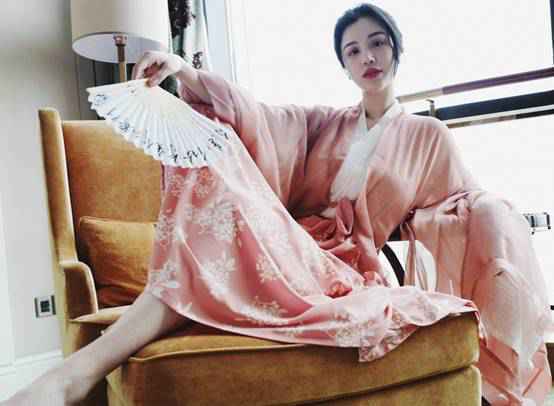 葛天晒穿汉服照 网友：我们国家的汉服真美！