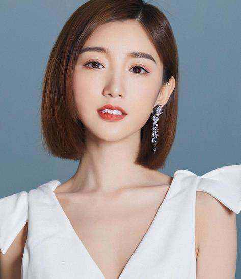 毛晓彤白色深V连体裤干练十足 气场全开满满女神范