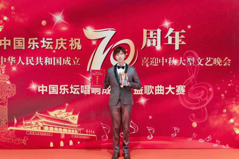 青年歌手李炎祐勇夺中国乐坛中秋大型文艺晚会金奖