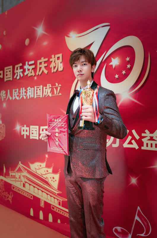 青年歌手李炎祐勇夺中国乐坛中秋大型文艺晚会金奖