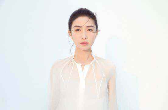 陶昕然纯净系时尚大片来袭 玩转极简主义冷艳明媚