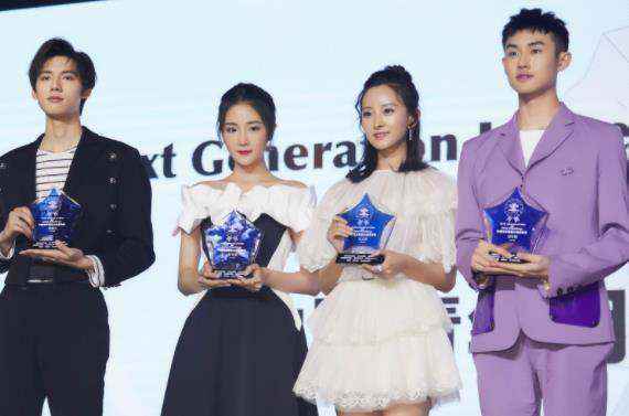 张可盈亮相榜样盛典 获青年明星公益倡导者奖