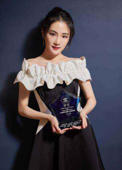 张可盈亮相榜样盛典 获青年明星公益倡导者奖