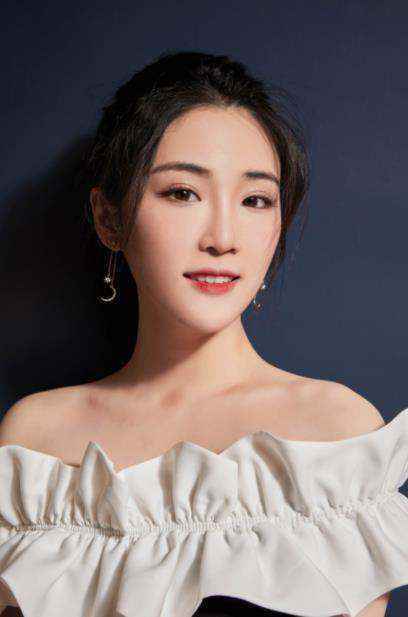 张可盈亮相榜样盛典 获青年明星公益倡导者奖