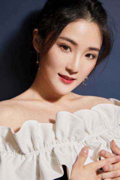 张可盈亮相榜样盛典 获青年明星公益倡导者奖