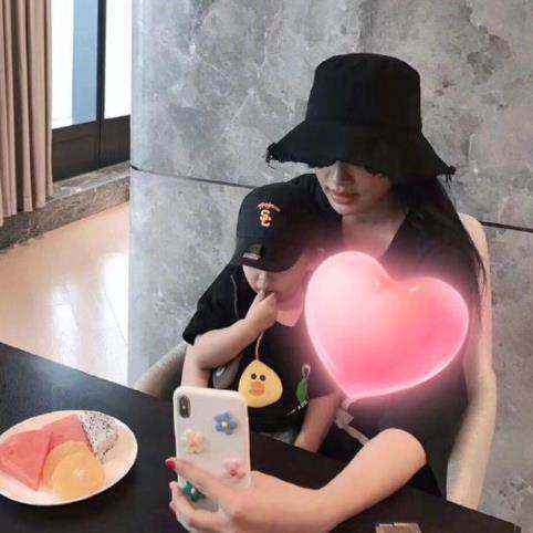 董子健踩零点为孙怡庆生 一口气用57个字夸老婆