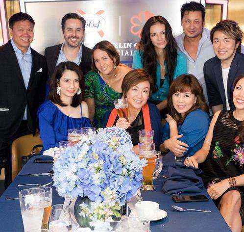 神采飞扬！洪欣独自现身与众星妈交流育儿经