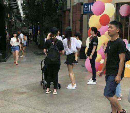 Baby抱儿子出游被偶遇 小海绵穿短裤乖巧可爱