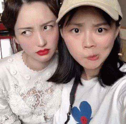 行走的表情包！金莎晒与好友聚会合照表情搞怪成谐星