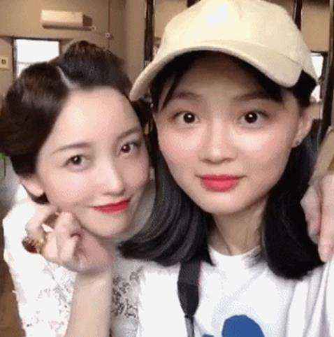 行走的表情包！金莎晒与好友聚会合照表情搞怪成谐星