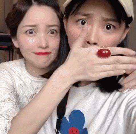 行走的表情包！金莎晒与好友聚会合照表情搞怪成谐星