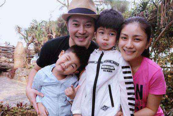 胡可发现安吉英文手写信 儿子想养乌龟字体很呆萌