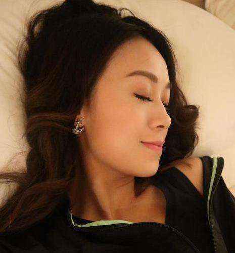 黄心颖避走洛杉矶为读书 已换掉与许志安合照屏保