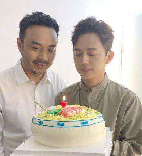 何炅过生日与汪涵一同庆祝 杨乐乐：彼此要珍惜啊