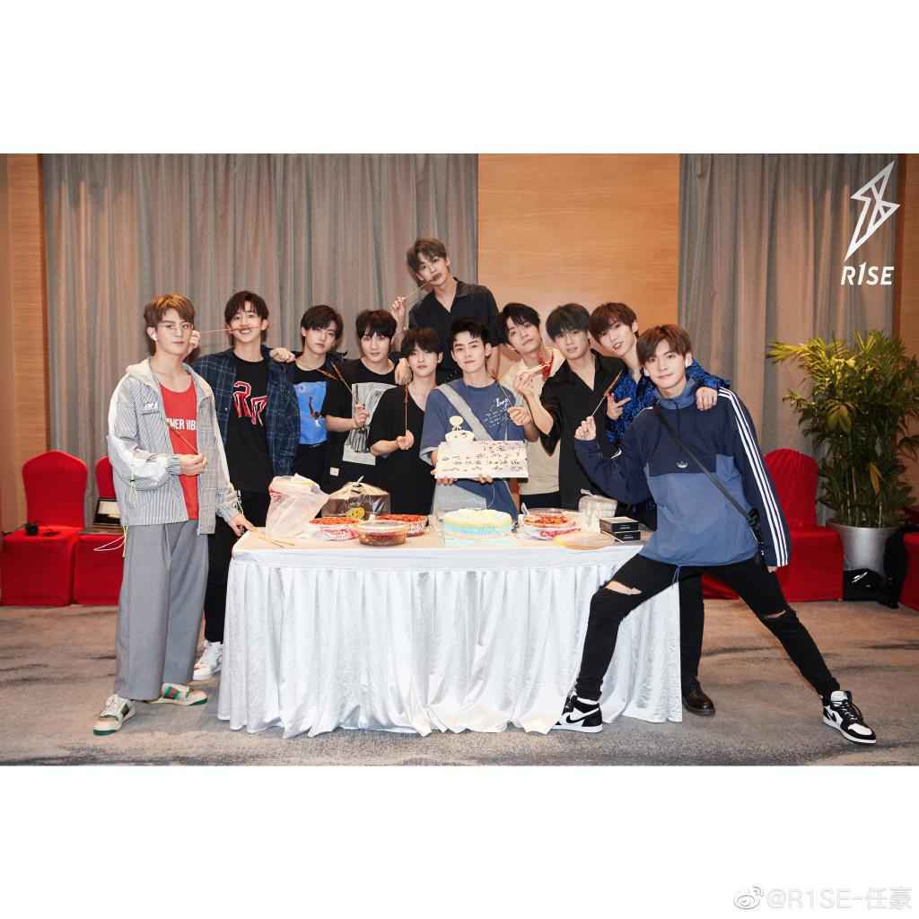 任豪doki生日会秒变电视购物主播 R1SE成员齐送祝福