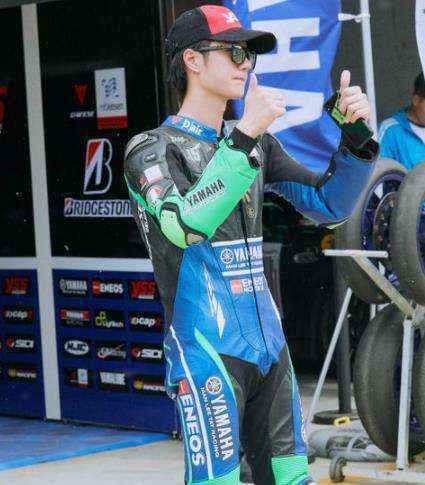 王一博以职业车手身份首次征战 体育精神感染众人