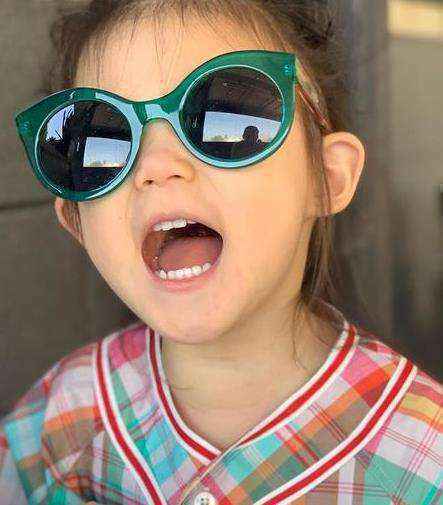 陈冠希晒女儿萌照叹时光飞逝 Alaia张嘴可爱十足