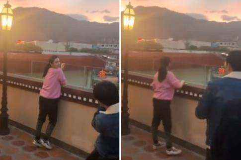 网友西藏路边巧遇范冰冰 素颜靠围墙拍照心情好