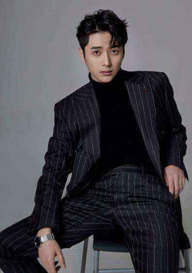 韩承羽最新写真曝光 黑色西装彰显型男气质