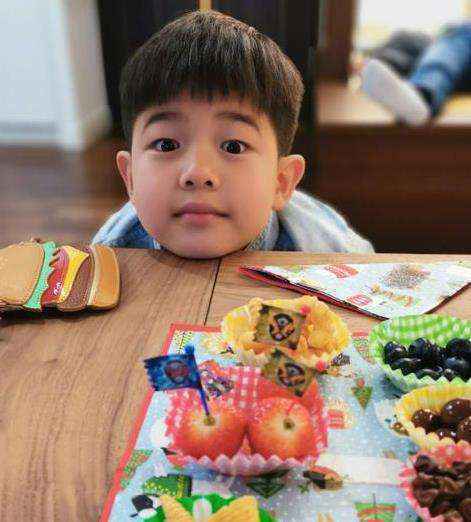 胡可深夜为吃宵夜纠结 安吉瞪大双眼呆萌可爱