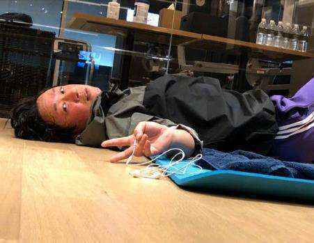 潘粤明健身房挥洒汗水 头发全湿一脸通红超努力