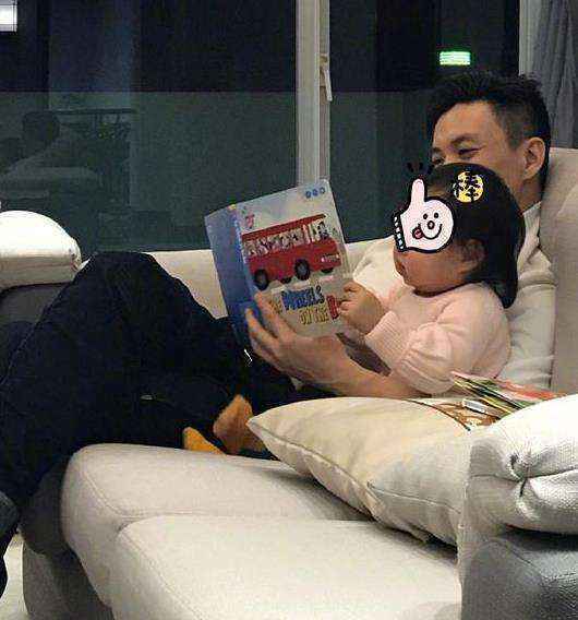 周一围陪女儿看书显温馨 朱丹笑称终于可以休息了