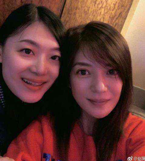 赵薇凌晨晒照为好友庆生 素颜出镜皮肤红润状态好