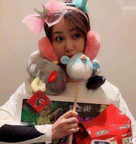 杨紫获粉丝赠童趣礼物 搞笑发问：给我外甥女的吗