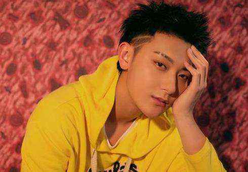 黄子韬复古沙滩风 浪漫演绎夏日新风尚