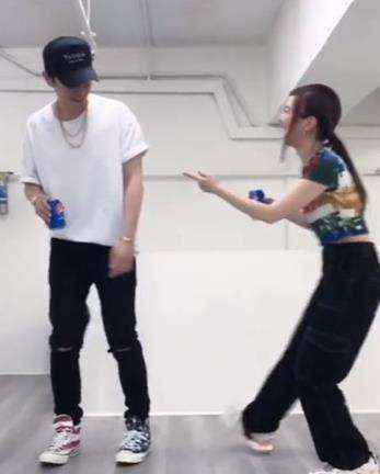 闪瞎了！邓紫棋和造型师男友跳舞开心大笑撒狗粮