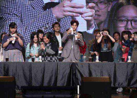 王子邱胜翊生日会唱经典歌曲 好友祝福感动全场