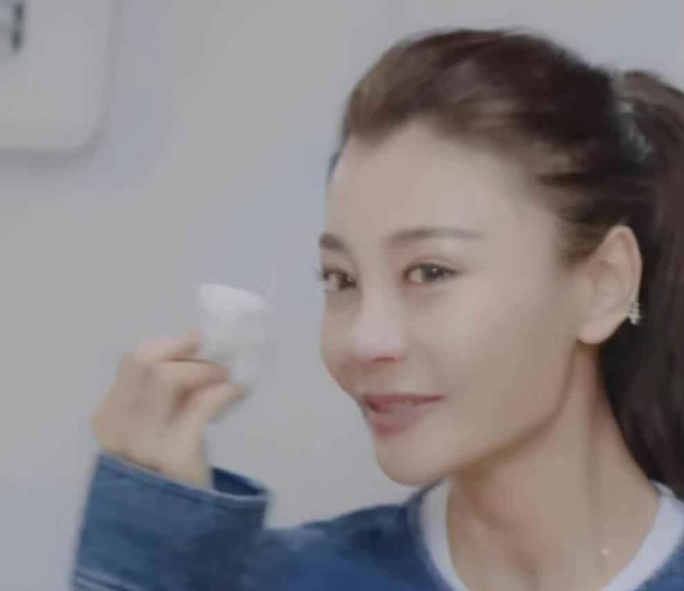 有种“整容”叫离婚一年，曹云金还是那样的潇洒，而唐菀早已不是原来的状态