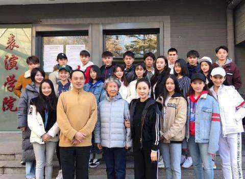 关晓彤现身北电开学 班级合影曝光同学们颜值高