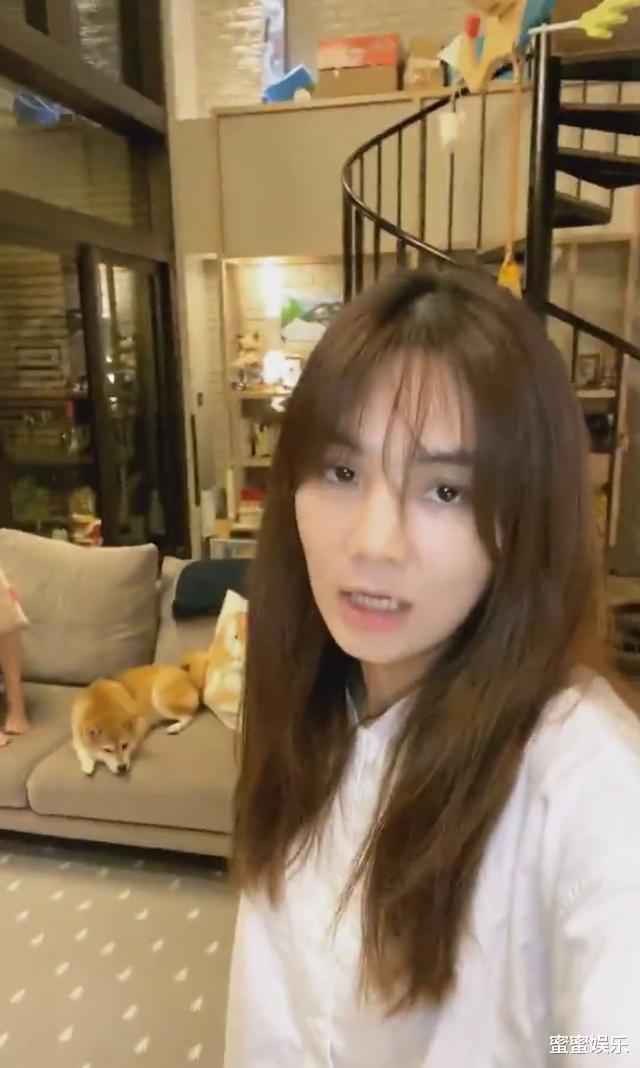 Ella家是复式楼还种牛油果树，马桶是黑色，称二胎想要生女儿