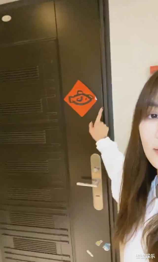 Ella家是复式楼还种牛油果树，马桶是黑色，称二胎想要生女儿