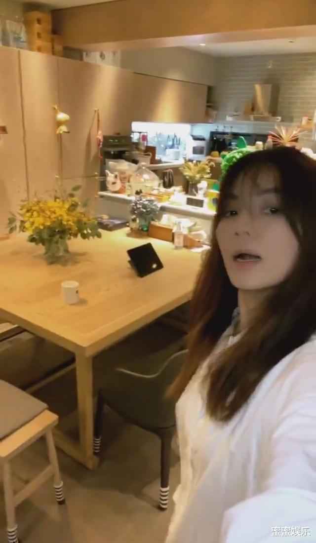 Ella家是复式楼还种牛油果树，马桶是黑色，称二胎想要生女儿