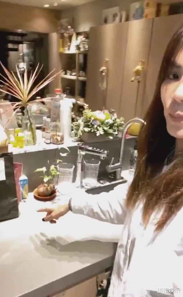 Ella家是复式楼还种牛油果树，马桶是黑色，称二胎想要生女儿