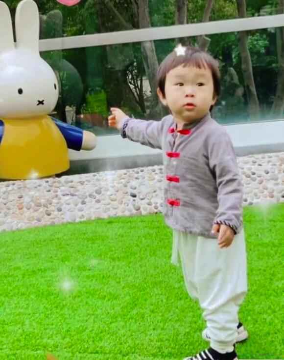 张纪中小儿子近照 已有一岁半到了入学年龄