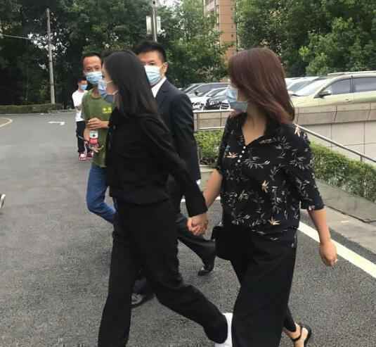 谭松韵现身妈妈被撞案庭审