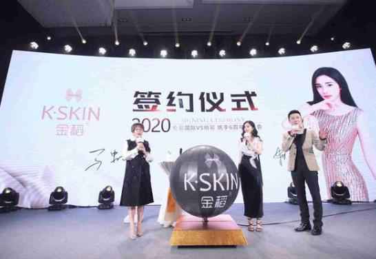 杨幂携手金稻国际第六年 黑白长裙出席活动光彩照人