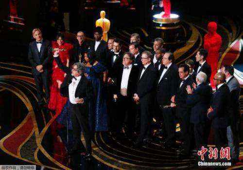 《绿皮书》获奖，主创人员上台领奖。