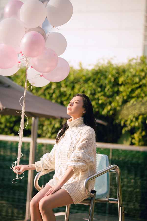  张柏芝白色毛衣温暖治愈