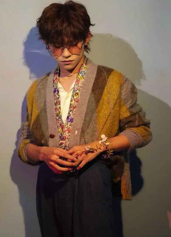 易烊千玺单手脱戒指 TFBOYS日光旅行七周年演唱会