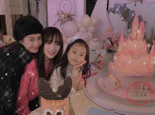 贾乃亮李小璐破冰 甜馨8岁生日齐祝福