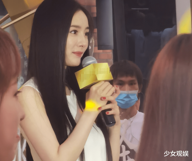 杨幂现身商场活动，站姐围堵随手拍，这模样“生图即精修”没错了