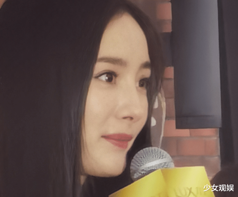 杨幂现身商场活动，站姐围堵随手拍，这模样“生图即精修”没错了