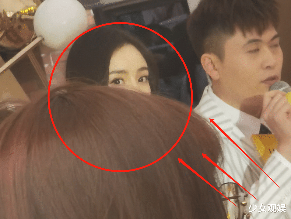 杨幂现身商场活动，站姐围堵随手拍，这模样“生图即精修”没错了