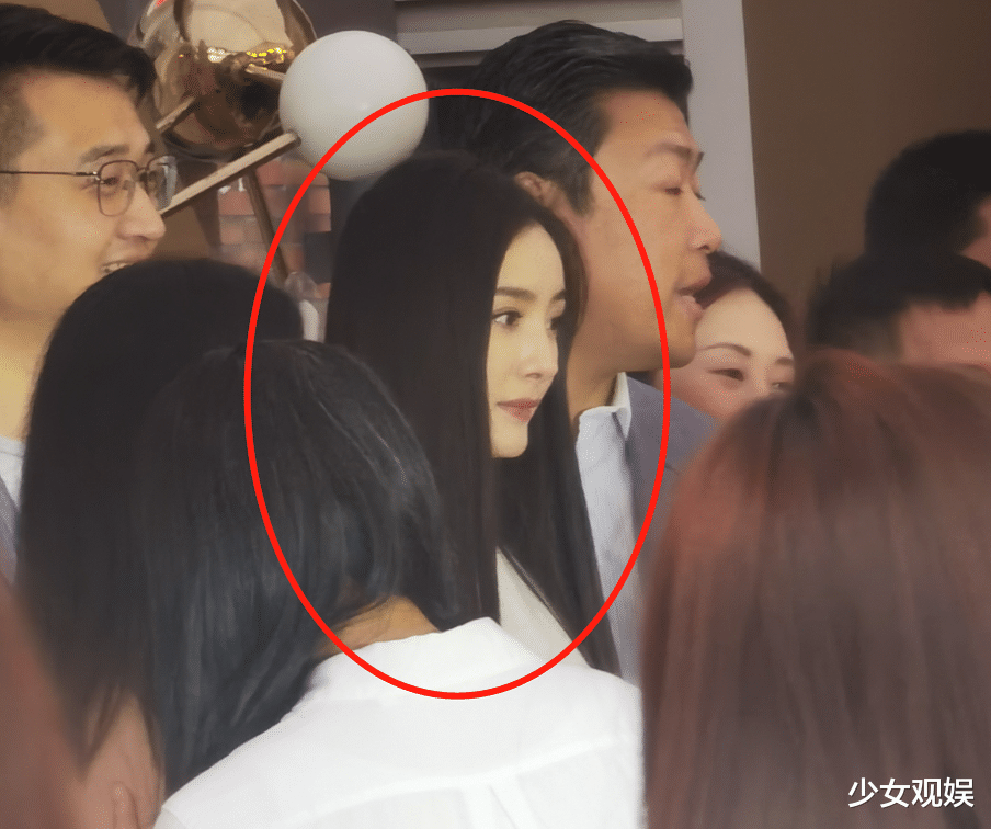 杨幂现身商场活动，站姐围堵随手拍，这模样“生图即精修”没错了