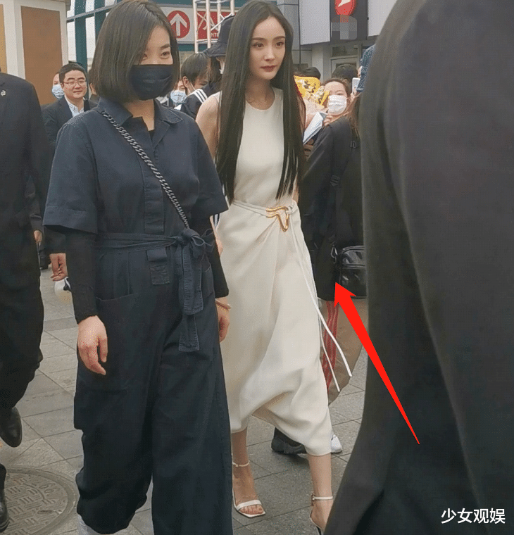 杨幂现身商场活动，站姐围堵随手拍，这模样“生图即精修”没错了