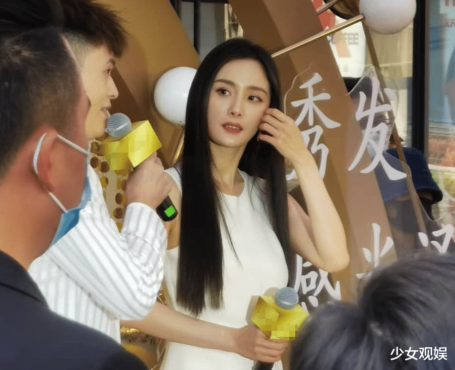 杨幂现身商场活动，站姐围堵随手拍，这模样“生图即精修”没错了